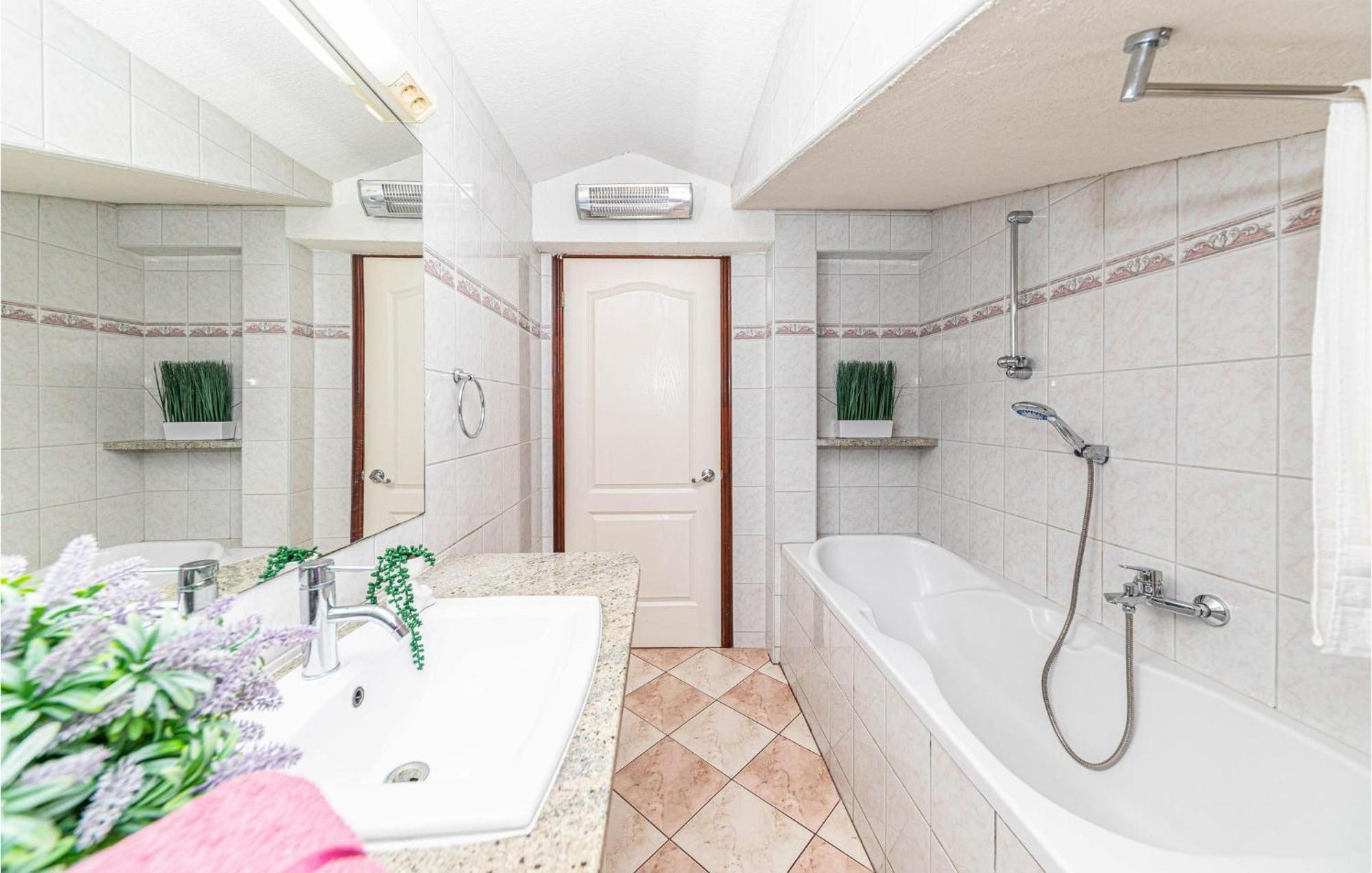 Nice Apartment In Kastel Stafilic With Sauna Kaštela Exterior foto